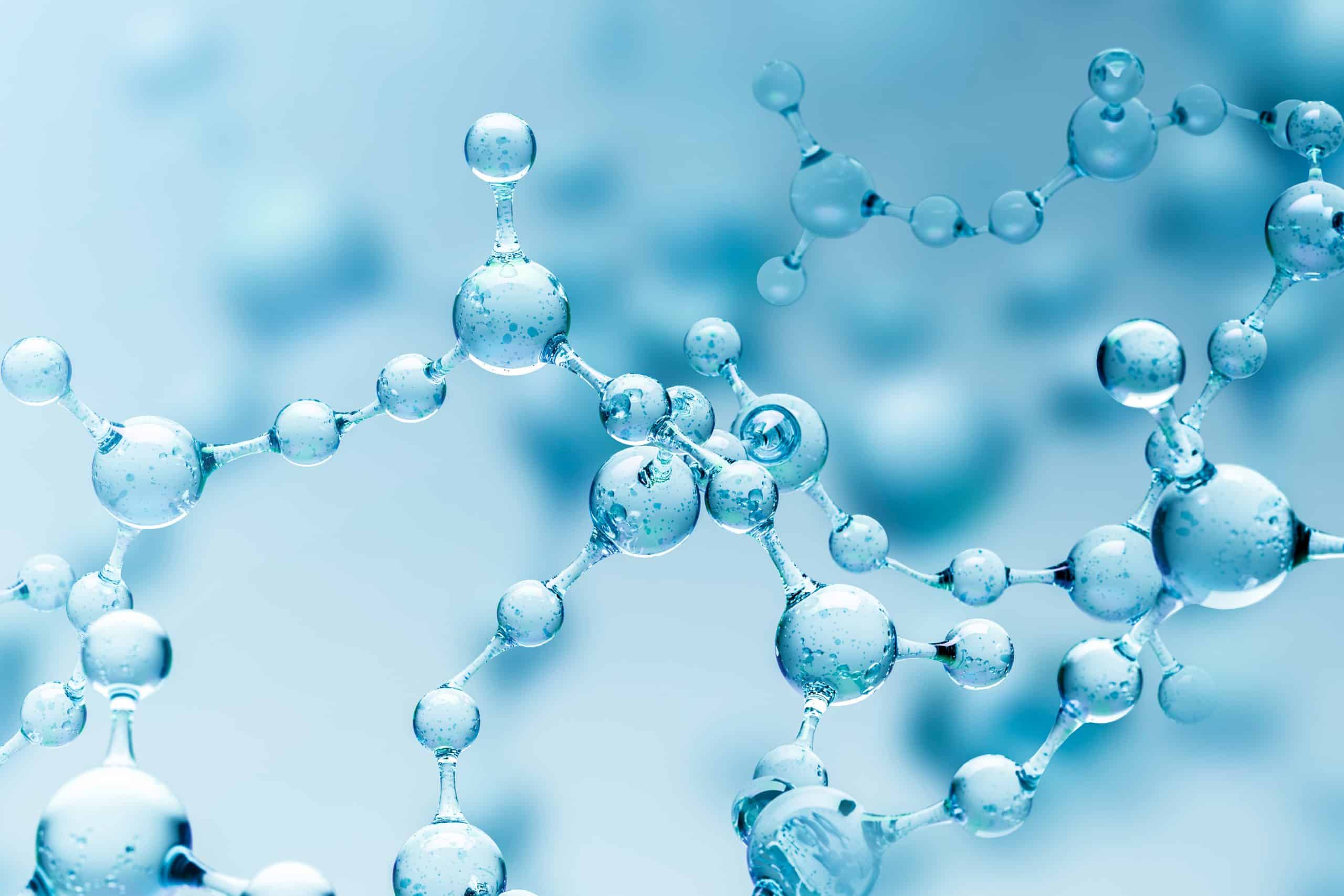 Benefici di acido ialuronico e vitamina C per pelle idratata e luminosa